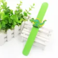 Bracelet slap en silicone dinosaure dessin animé vert pour enfants cadeau jouet rigolo - Vert