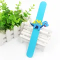 Bracelet slap en silicone bleu dinosaure, jouet mignon de poignet pour enfants et cadeau. - Bleu