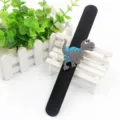 Joli bracelet slap dinosaure dessin animé, bracelet en silicone souple pour enfants et jouet. - Noir