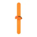 Bracelet slap en silicone orange avec une mignonne décoration de dinosaure, vue à plat. - Nouveau Dinosaure 6
