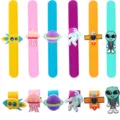 Kinder Weltraum Klapparmbänder Set, süße Cartoon Rakete, UFO, Astronaut und Alien Anhänger. - Schnapparmband Zufälliger Mix