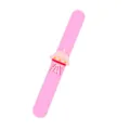 Gros plan détaillé du joli bracelet slap OVNI rose, jouet sur le thème de l'espace pour enfants. - Bracelet Claque UFO
