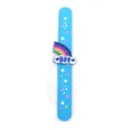 Bracelet slap en silicone bleu avec joli pendentif nuage arc-en-ciel et motifs d'étoiles. - Bracelet Slap avec Étoiles