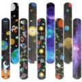 Weltall-Thema Klapparmbänder für Kinder, süße Planeten und Astronauten PVC Spielzeug. - PVC Slap Armband / 10er Pack