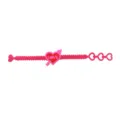 Nahaufnahme des rosa Silikon-Valentinsarmbands mit Herzdesign und verstellbaren Löchern. - Rosa Herzpfeilstil