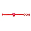 Vista dettagliata del braccialetto in silicone rosso con fori regolabili e ciondolo cuore. - Cuore Rosso Stile Fiocco