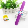 Kinder Silikon Klapparmband mit süßem Einhorn Anhänger, lustiges farbiges Spielzeug Handring. - Einhorn Stil 05