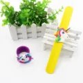 Nahaufnahme von niedlichen Cartoon Einhorn Silikon Schnapparmbändern in Gelb und Lila. - Einhorn Stil 06
