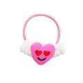 Nahaufnahme Detail von süßem rosa Herz Haargummi mit weißen Engelflügeln und PVC Anhänger. - Valentinstag Haargummi 06