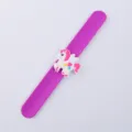 Detailansicht des niedlichen Einhorn Silikon Klapparmbands mit einem rosa PVC Anhänger. - Einhorn Stil 09