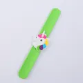 Nahaufnahme des niedlichen Cartoon-Einhorn-Silikon-Klapparmbands in leuchtendem Grün. - Einhorn Stil 12