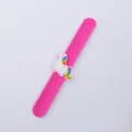 Silikon Einhorn Slap Armband Detailansicht, süßes Cartoon PVC Handgelenk Spielzeug. - Einhorn Stil 15