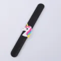 Niedliches Einhorn Silikon Klapparmband für Kinder, Cartoon PVC Schnapparmband Party Spielzeug. - Einhorn Stil 16