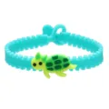 Mooie detail van schattige groene schildpadarmband met ritssluiting en verstelbare hartgesp. - Groene Schildpad (Stijl 04)
