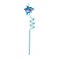 Primer plano detallado de la bonita decoración de tiburón y la pajita de plástico azul espiral. - Gran Dibujo Animado / Azul claro