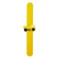Vista dettagliata di un braccialetto schiaffo con camion, giocattolo in silicone giallo vivace. - Stile Camion con Cassone Ribaltabile Giallo (Stile 2)
