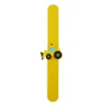 Primo piano di un simpatico braccialetto slap con escavatore giallo giocattolo per bambini. - Stile Escavatore Giallo (Stile 3)
