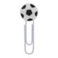 Detailansicht einer kreativen weißen Metallbüroklammer mit einem schwarz-weißen Fußball PVC Anhänger. - Fußball Lesezeichen