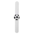 Detailansicht des Kinder Fußball Klapparmbands aus weichem PVC mit Fußball-Anhänger, Party-Spielzeug. - Fußball Weißes Schnapparmband