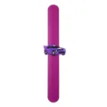 Gros plan du bracelet slap en silicone avec un joli design de voiture de course violette. - Bracelet Slap Voiture de Course 04 (Violet)