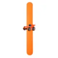 Bracelet slap en silicone orange pour enfants avec design de voiture de course 3D jouet - Bracelet Slap Voiture de Course 05 (Orange)