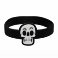Bracelet en silicone noir avec charm crâne de dessin animé mignon, cadeau d'Halloween idéal. - Crâne