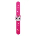 Primo piano dettaglio del bracciale slap in silicone rosa con ciondolo gatto unicorno. - Stile 05 (Gatto Unicorno Fucsia)