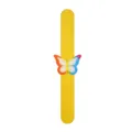 Gros plan détaillé de l'ornement papillon coloré sur le bracelet slap jaune vif pour enfants. - Bracelet Slap Papillon 05