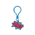 Gros plan sur les détails du pendentif porte-clés OMG style bande dessinée en PVC bleu. - Porte-clés Ampoule OMG