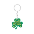 Dettaglio portachiavi quadrifoglio verde di San Patrizio, anello metallico e ciondolo primo piano - Stile Quadrifoglio