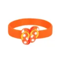 Orangenes Silikonarmband mit niedlichem 3D-Zehentrenner-Strandsandalen-Anhänger und weißen Blüten. - Strand Pantoffel Armband