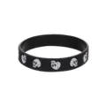 Braccialetto in silicone nero con stampa teschio bianco, dettaglio bracciale in gomma. - modello 3