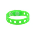 Bracelet en silicone vert troué DIY charm bijou détail vue gros plan accessoire poignet bracelet. - Vert Fluorescent
