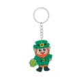 Vista dettagliata del portachiavi leprechaun di San Patrizio con trifoglio, auto decoro. - Stile Folletto
