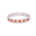 Détail de bracelet en silicone Halloween avec impression de citrouille orange sur fond blanc. - Style 5