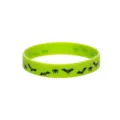 Gros plan du bracelet en silicone vert d'Halloween avec des motifs de chauves-souris. - Style 6