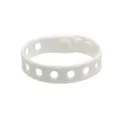 Vue détaillée d'un bracelet en silicone blanc perforé doté d'une fermeture à bouton-pression. - Blanc