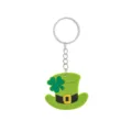 Primo piano sul dettaglio del portachiavi a cappello con trifoglio verde di San Patrizio accessorio. - Stile Cappello