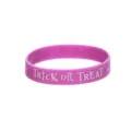 Vue détaillée du bracelet en silicone violet avec texte blanc Halloween trick or treat. - Style 7