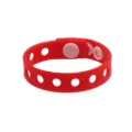 Vue détaillée du bracelet en silicone rouge montrant clairement les boutons-pression et trous. - Rouge