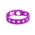 Bracelet en silicone violet avec trous et bouton-poussoir, idéal pour les charms et bijoux. - Violet