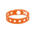 Gros plan détaillé du bracelet troué en silicone orange, idéal pour breloques et accessoires. - Orange