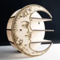 Estante de madera con forma de luna y cara grabada, con múltiples niveles para cristales y decoración. - 25cm / Luna Blanca