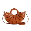Bolso cruzado marrón en forma de concha con asa redonda trenzada y herrajes dorados diseño elegante - Marrón