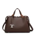 Bolso de mano marrón de cuero litchi con elegante herraje T para mujeres trabajadoras. - Café