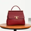 Bolso de mano de cuero rojo para mujer con solapa elegante y cierre metalico dorado en T. - Rojo