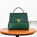 Bolso de mano de cuero verde oscuro para mujer, elegante bolso con solapa y cierre de T dorada. - Verde