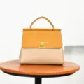 Bolso de mano bicolor para mujer, diseño de solapa elegante con cierre metálico en T para uso diario. - Beige/Amarillo