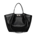 Bolso tote de cuero trenzado negro con asa y cierre giratorio dorado, variante elegante. - Negro