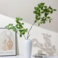 Rama de planta de hojas verdes artificiales con jarrón de cerámica blanca para mesa. - Rama Grande de 2 Puntas